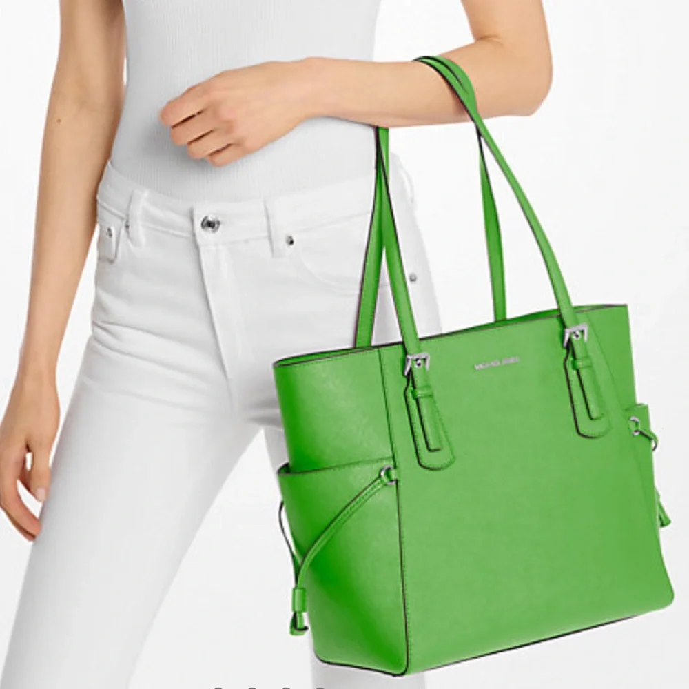 Michael Kors Voyager Large Saffiano Leather Tote Bag
Jungle Green
NWT - Picture 3 of 16